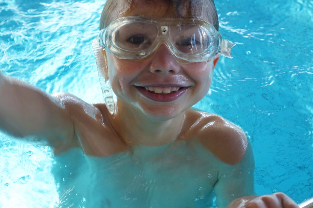 Saarbrücken Schwimmkurs Junge taucht
