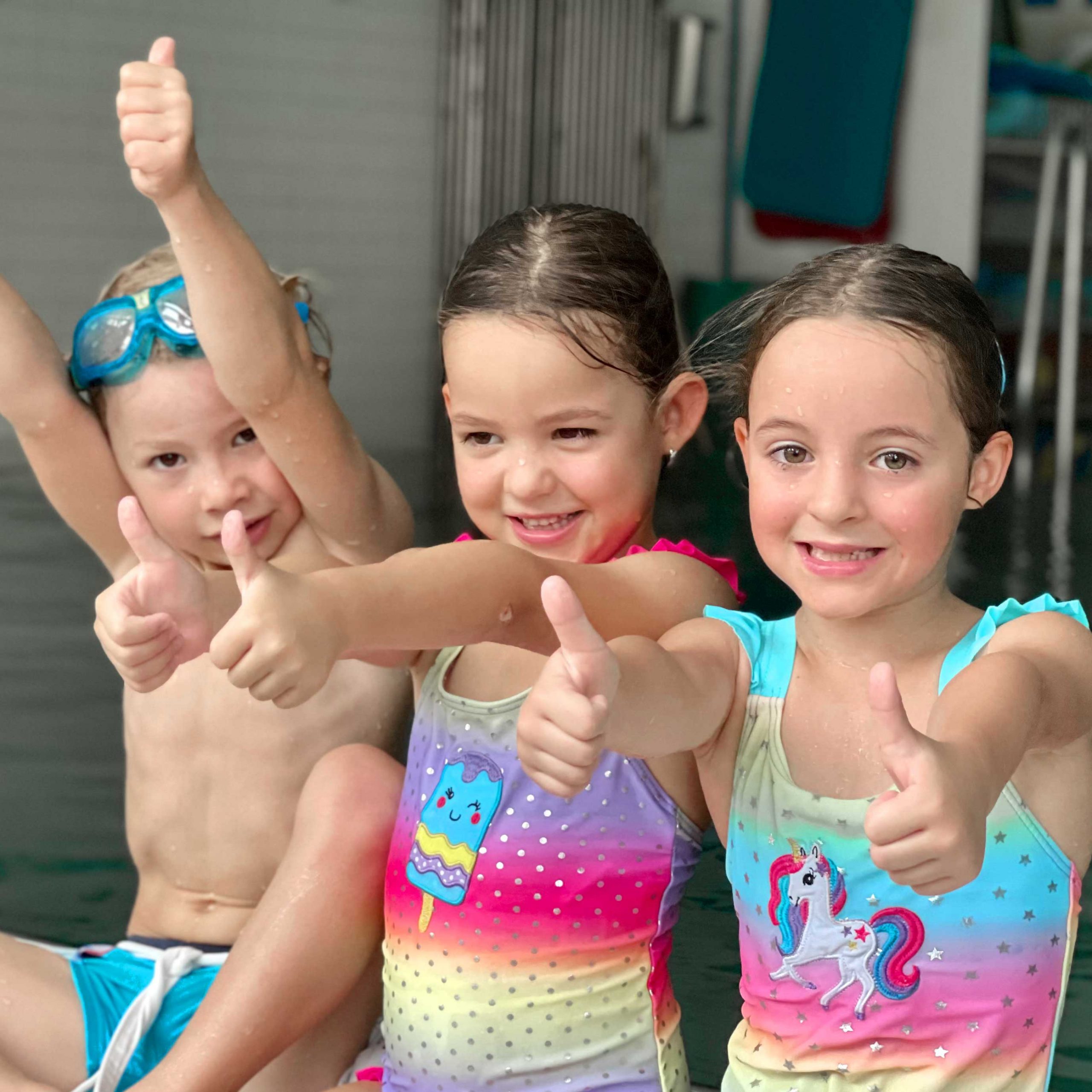 Saarbrueken-Altenkesel-Anfaengerschwimmkurs 3 Kinder am beckenrand