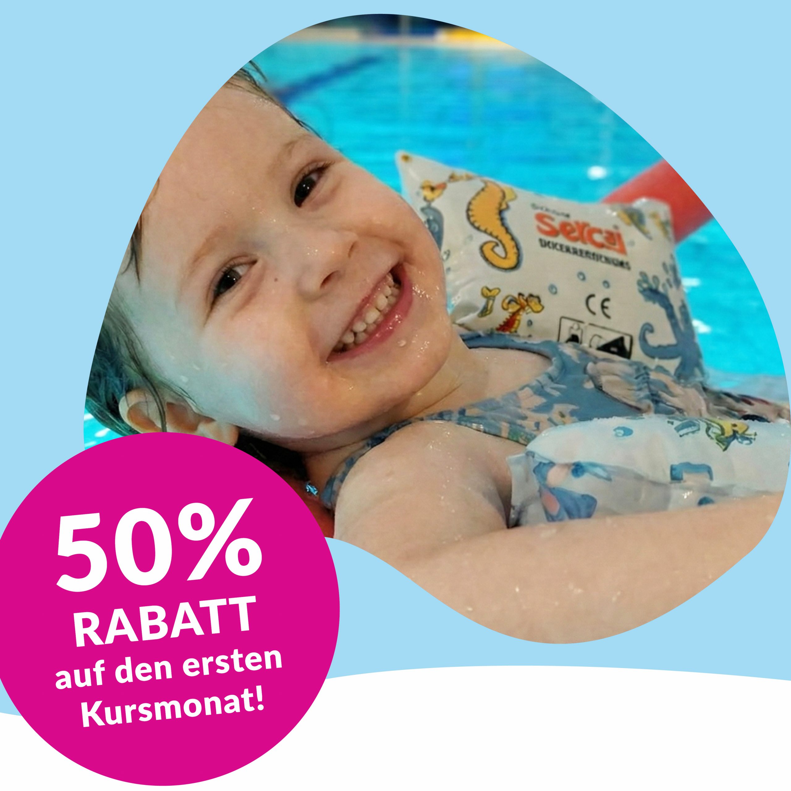 Schwimmschule Seestern 20 Jahre Jubiläum 50% RABATT auf den ersten Kursmonat! Zu sehen ist ein Kind mit Schlori Schwimmkissen, das im Wasser schwimmt und lacht.