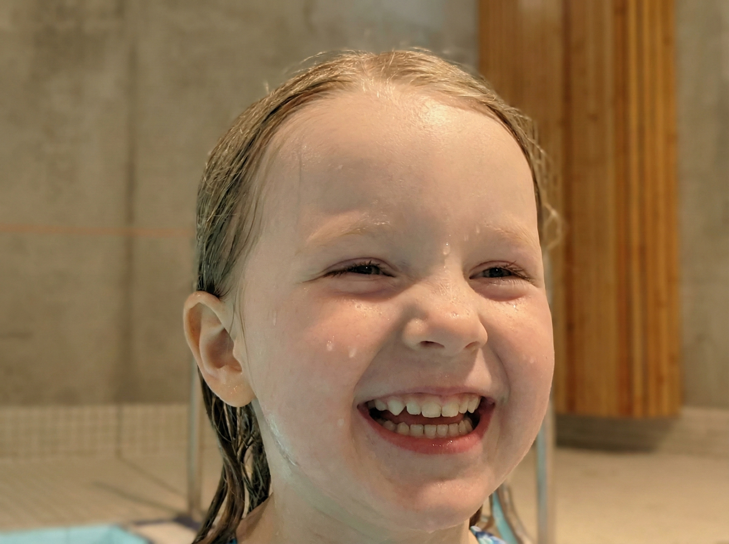 Schwimmschule Homburg. Kind freut scih.