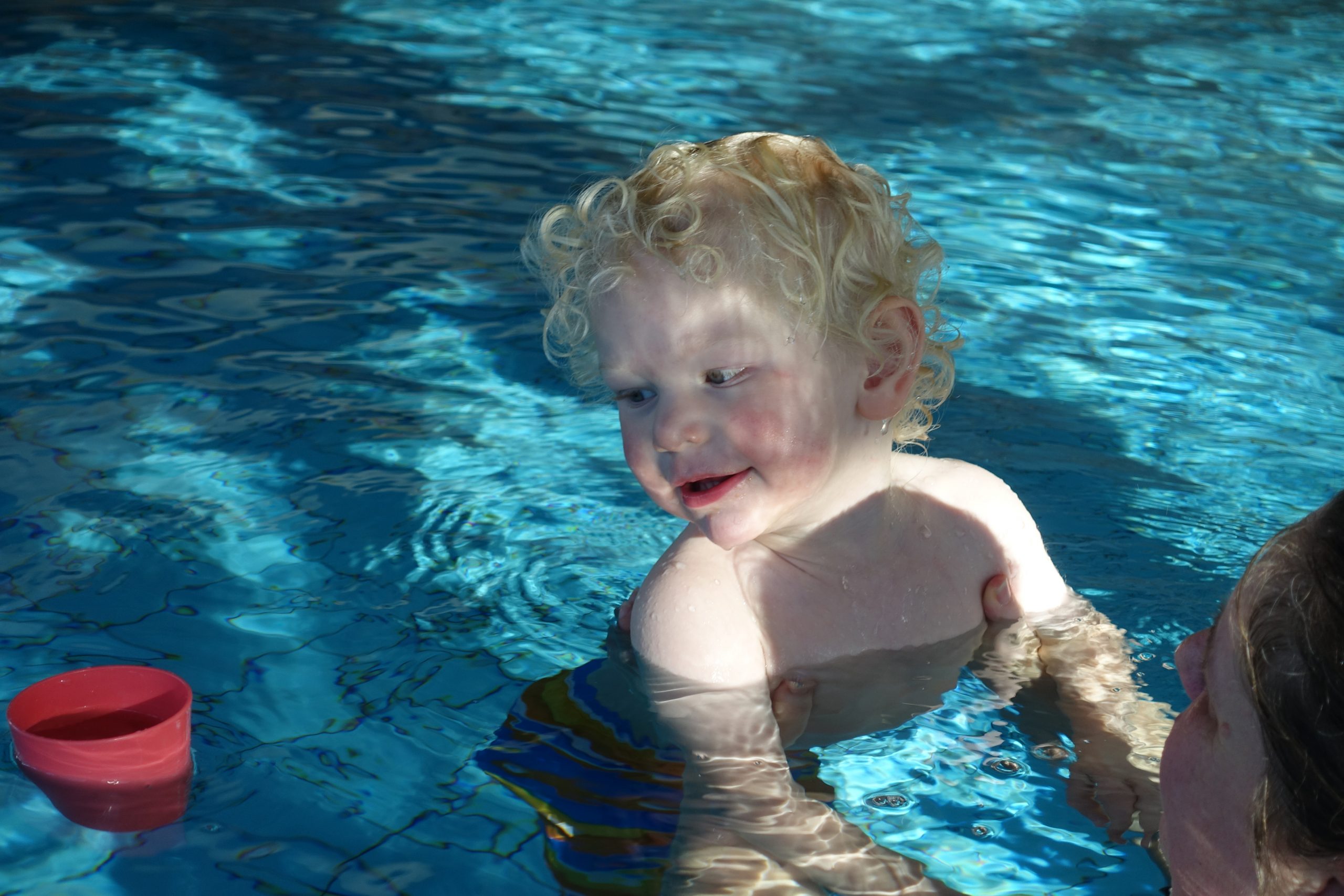 Schwimmschule in Bad Kreuznach drei Burgen Klinik. Kleines Kind im Wasser.
